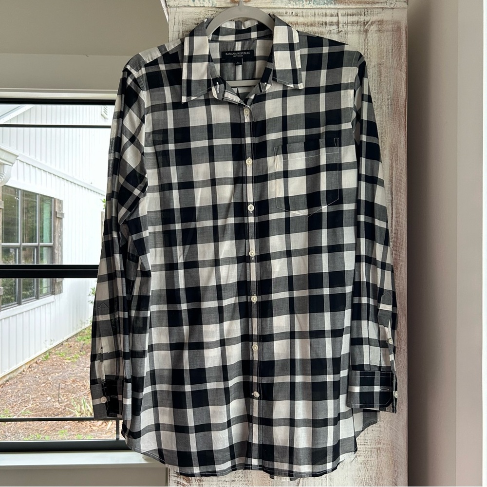 Banana Republic Black and White Button Up Shirt